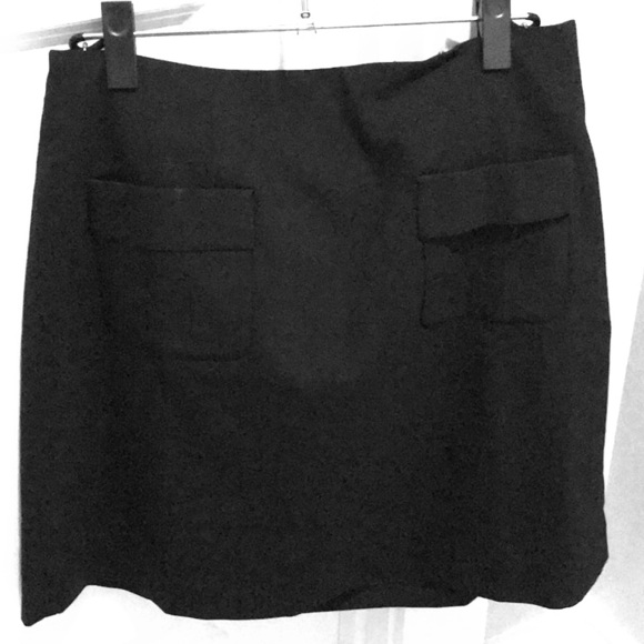 New with tags black skirt, with front pockets. - Picture 1 of 3